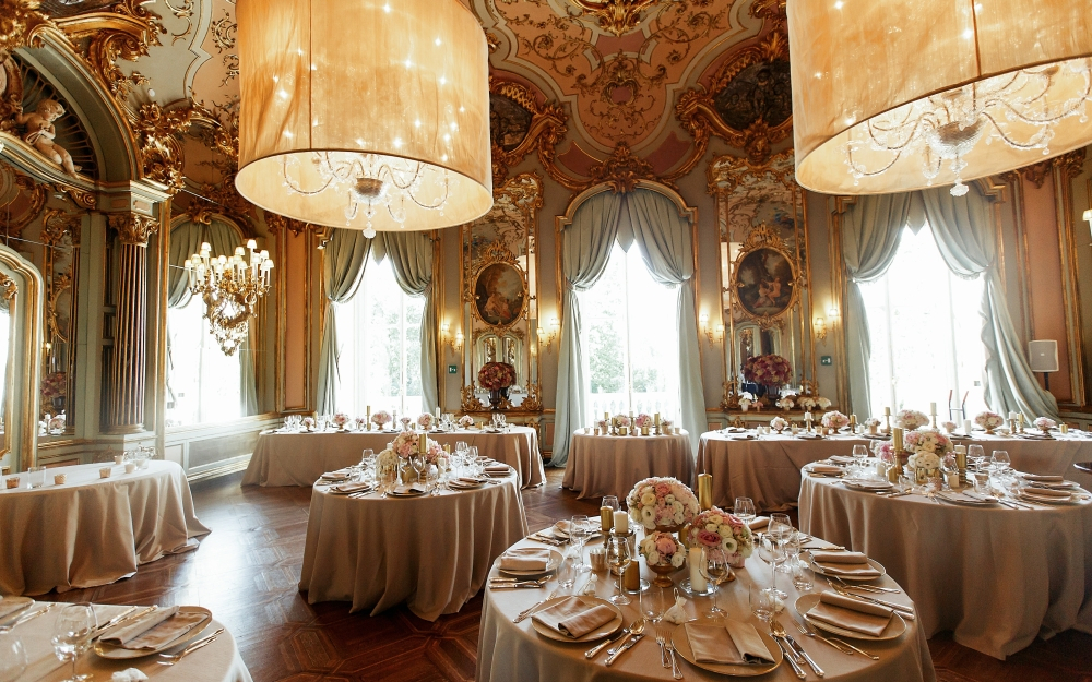 Wyposażenie sali weselnej – w co warto zainwestować, by podnieść prestiż i komfort gości?